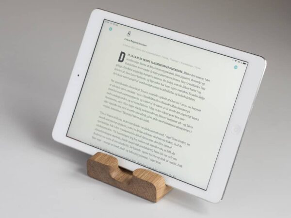En lækker lille holder til iPad eller tablet i massivt træ.