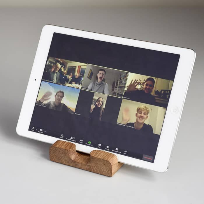 En holder til iPad eller tablet er meget praktisk, når du har online møder.